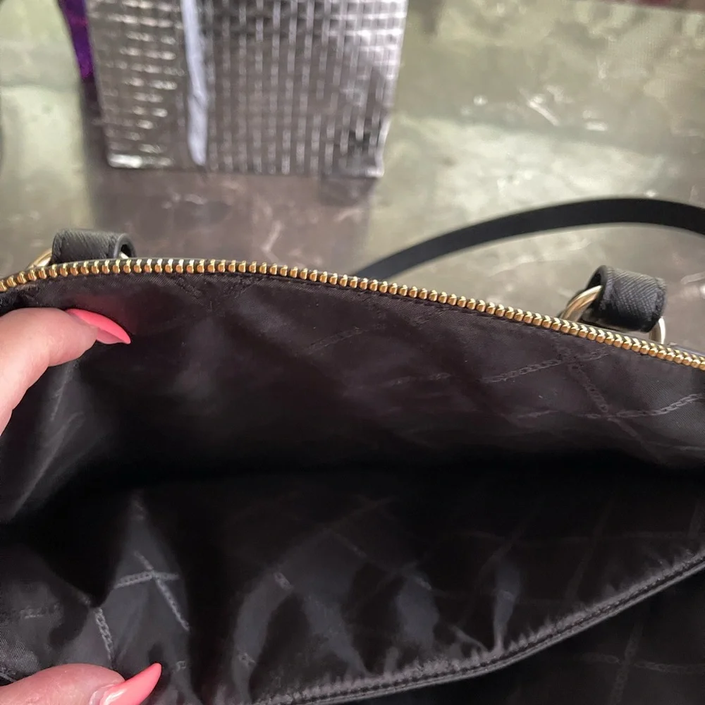 Michael Kors large black bag. Excellent condition no tears or marks on it - Picture 8 of 12